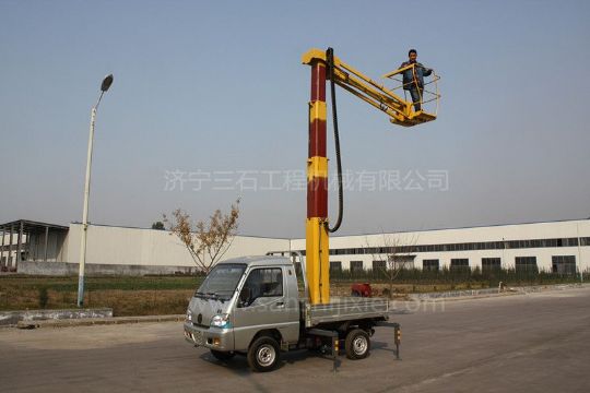 點(diǎn)擊查看詳細(xì)信息<br>標(biāo)題：小型高空作業(yè)車(chē) 閱讀次數(shù)：3052