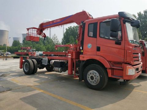 點擊查看詳細信息<br>標題：6.3噸大運隨車吊 閱讀次數(shù)：1769